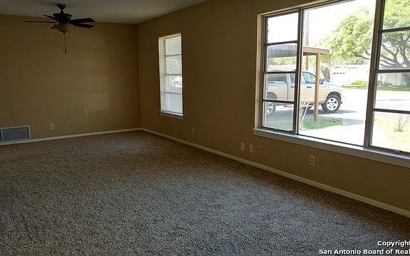 4th image of 718 Oakwood Dr
