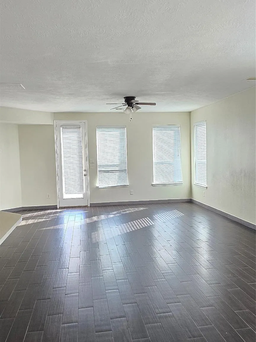 4 bed, 2.5 bath, 2909 sqft, $2,800 — Photo 3