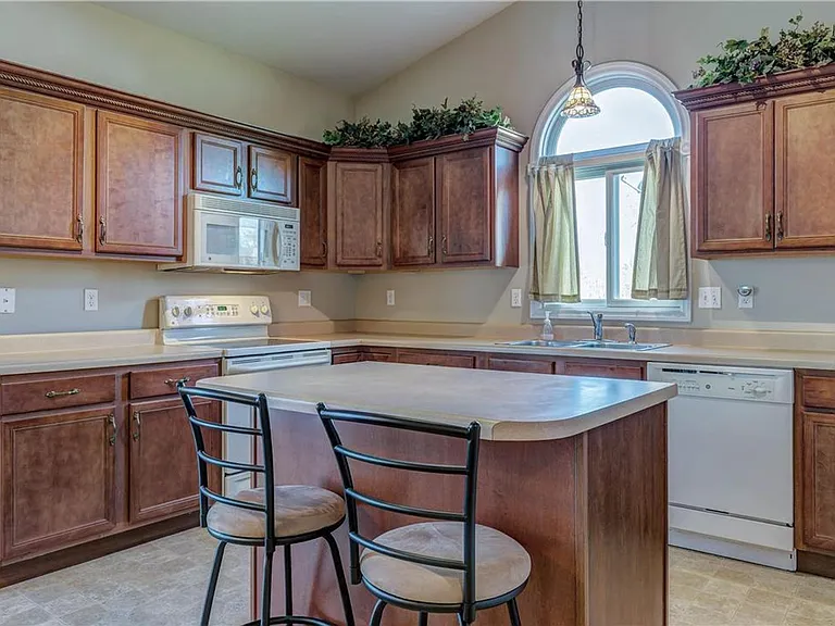 310 Royallsprings Pkwy — Photo 2