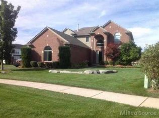 20235 Gloria Dr, Macomb, MI 48044