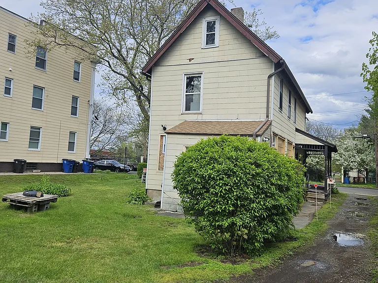 16 Hallock Ave #2A — Photo 9