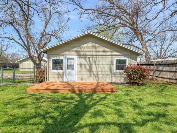 306 W Hall St, Bangs, TX 76823