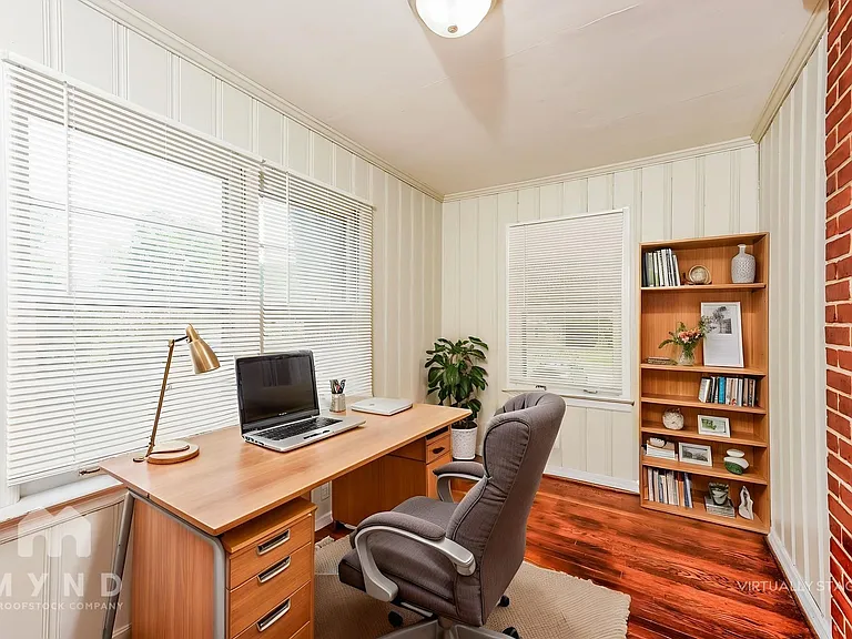 924 Parkway Dr — Photo 3