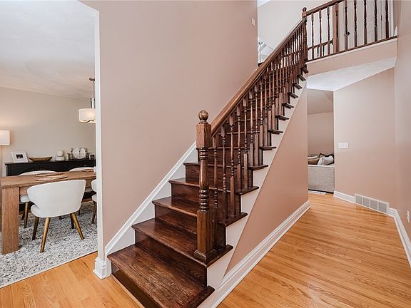 5th image of 459 Forest Ridge Rd