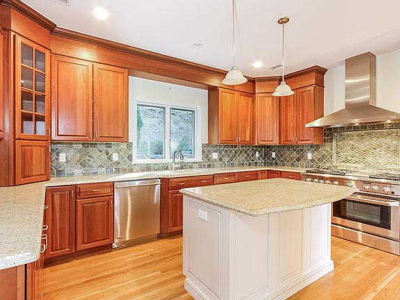 3rd image of 732 Linda Ave