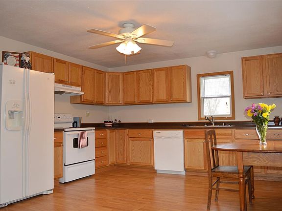 3rd image of 216 N Prairie St
