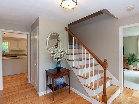 4th image of 5 Hillington Dr