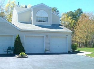 348 Colonial Cir, Manorville, NY 11949