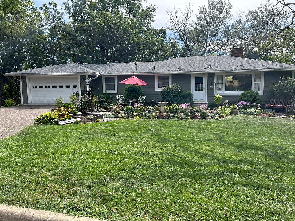 1st image of 26 Kingsview Ln N