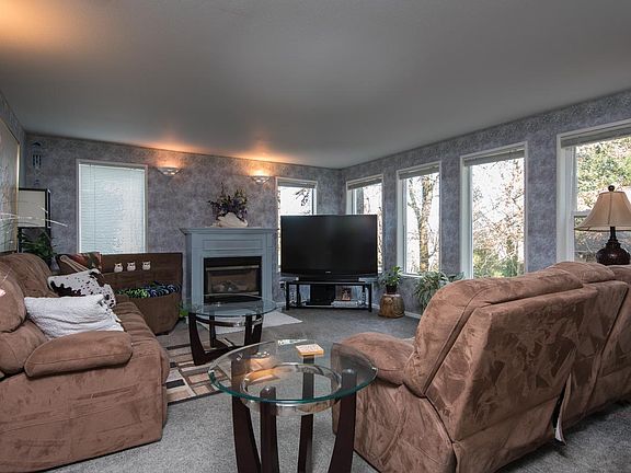 3rd image of 3220 SE Park Ave