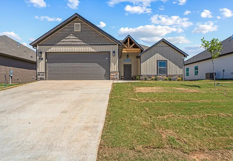 1050 Sunshine Ct — Photo 1