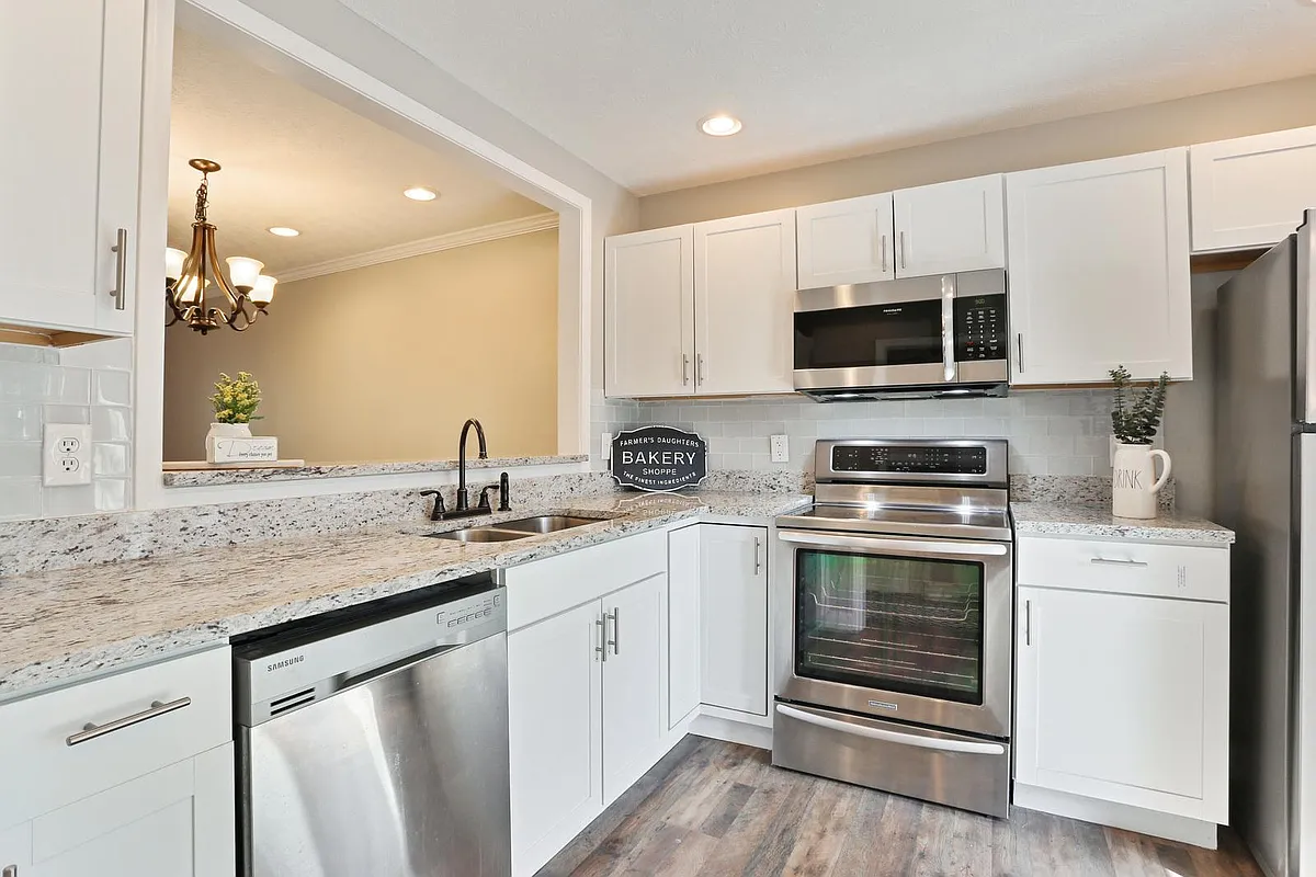 Bright new kitchen - 1195 Jamestowne Trl