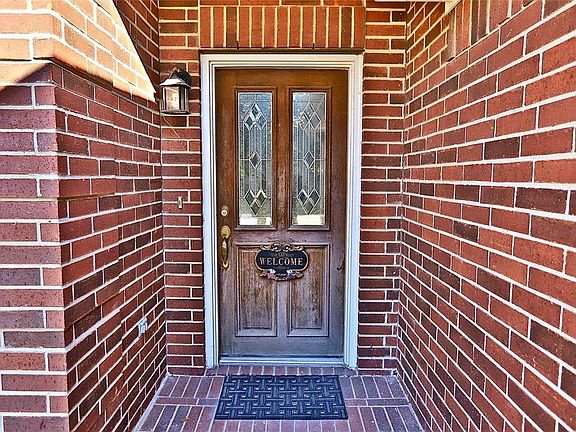 3rd image of 2618 Royal Place Ct