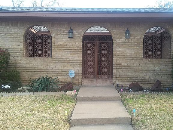 Front of house looking at the gate to the semi private court yard. Did you know that the mail is delivered to the mailbox in the courtyard next to your front door? It is. The court yard is where your Amazon packages are delivered too.