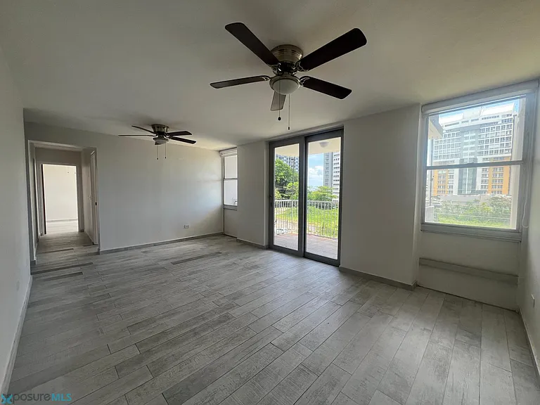1026 Avenue Luis Vigoreaux #4C — Photo 2