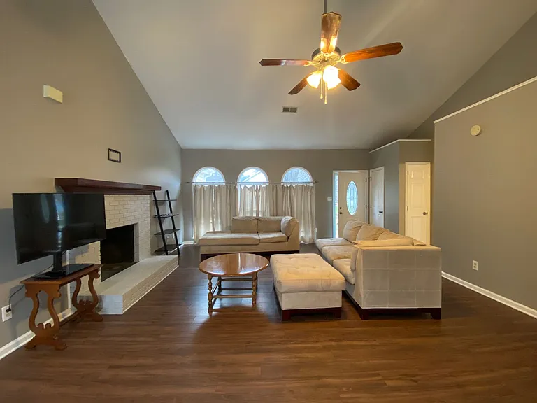1350 Hathshire Dr — Photo 10