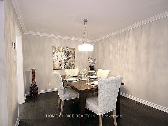 3rd image of 155 Hollandview Trl