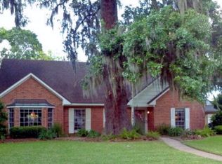 123 Redbud St, Lake Jackson, TX 77566