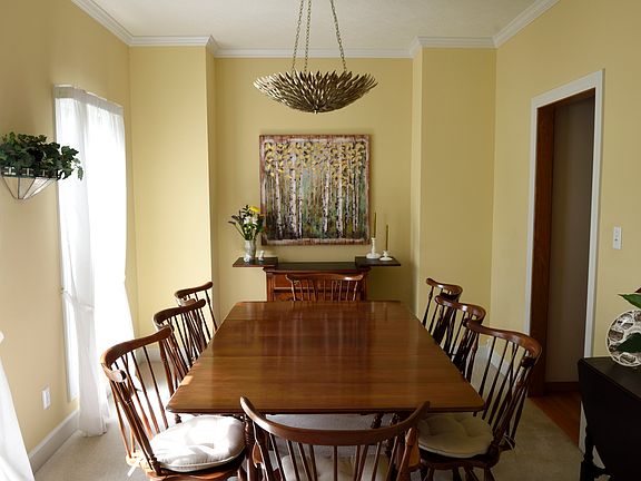 Formal DR: 13'0" x 10'0"