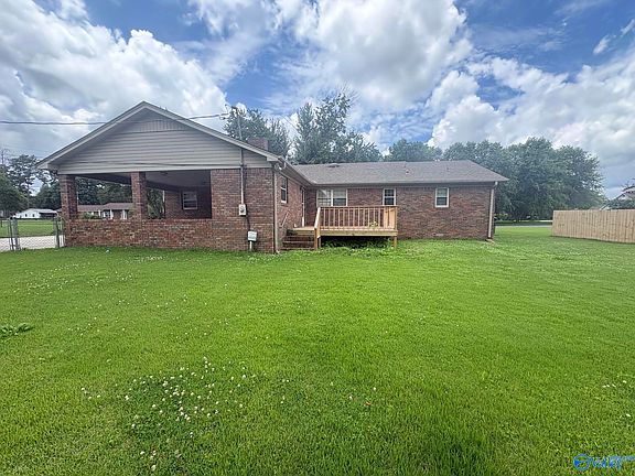 3rd image of 902 Jackson Dr