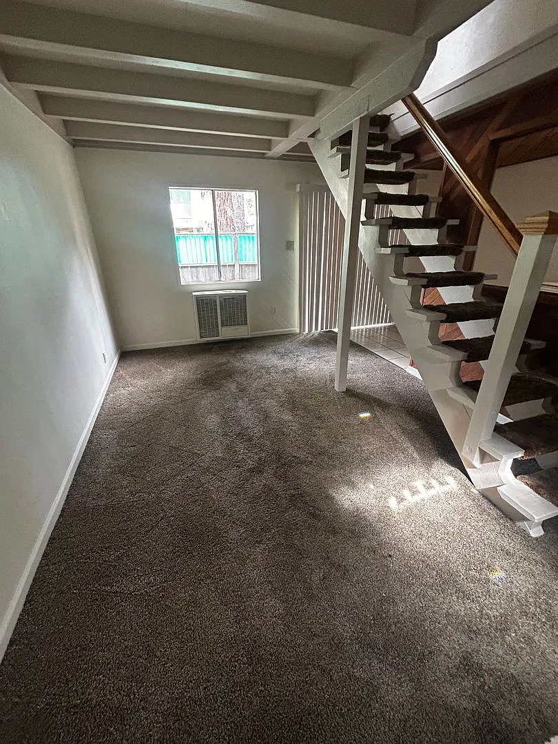 Comfortable 2 Bedroom Just Steps to the Lake! — Photo 2