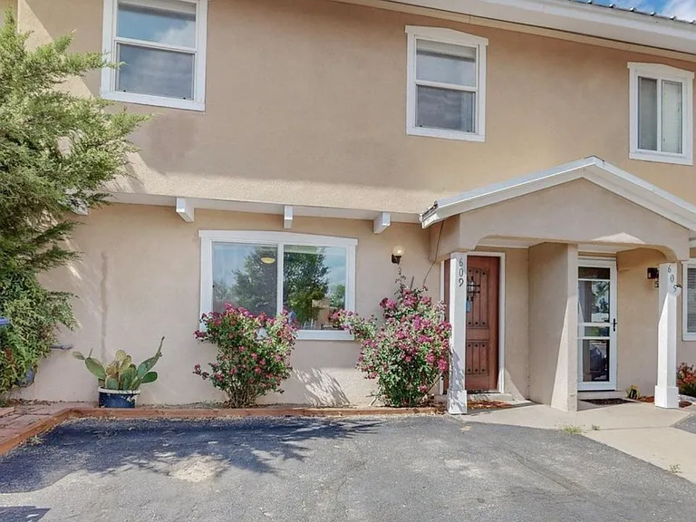 609 Grecian Ln NW — Photo 1