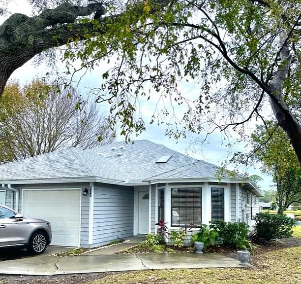 Newly remodeled- bright and fresh throughout the entire space. You'll love this location. Quiet and peaceful but right off JTB and near everything. Great neighborhood!