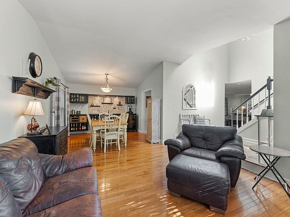 5th image of 800 N Ashbury Ave
