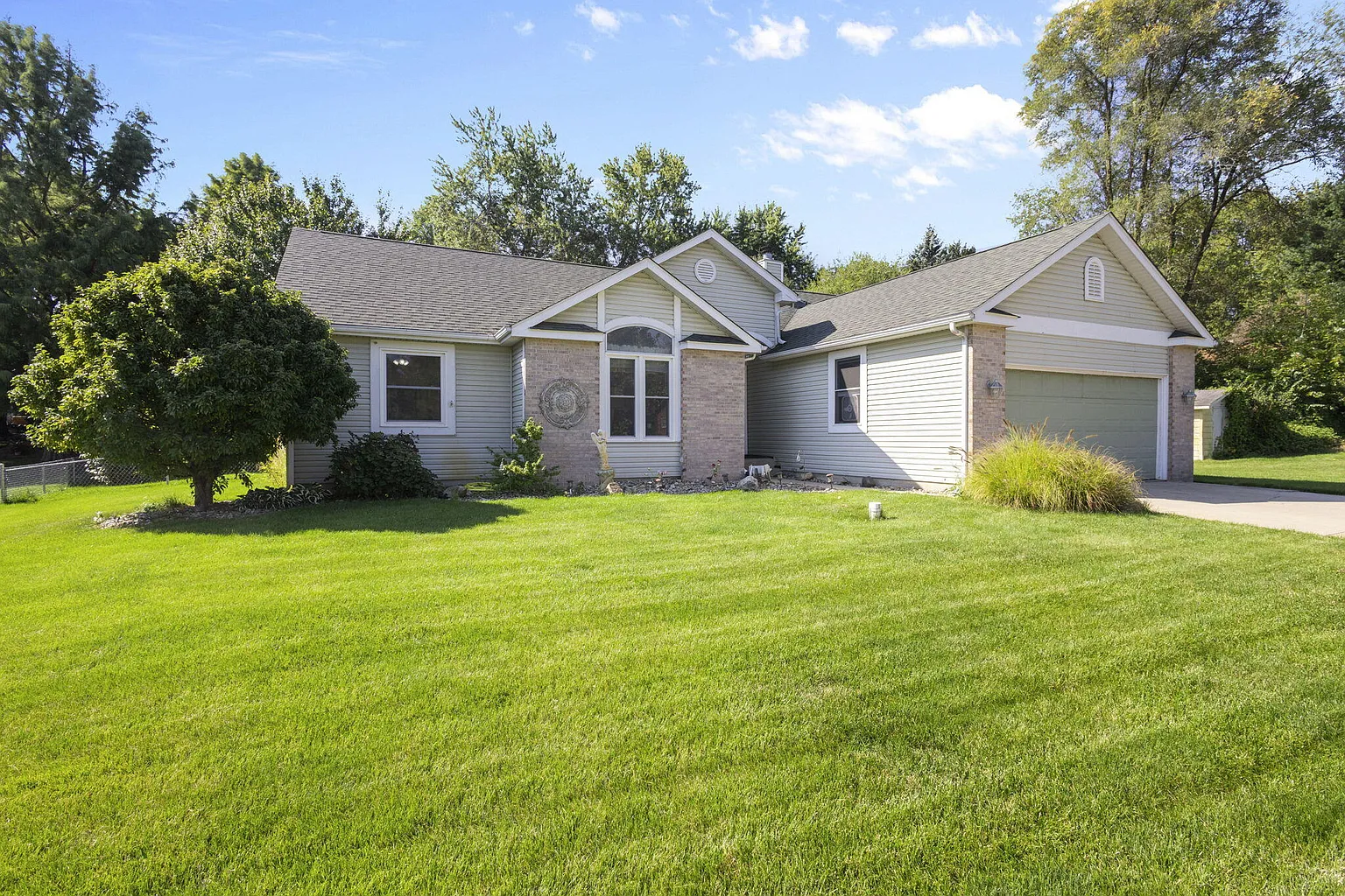 3216 W Greenbriar Ln photo 1