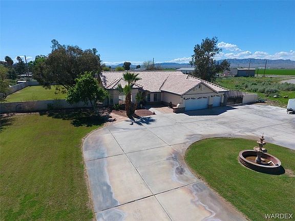 3rd image of 1534 E Poplar Dr