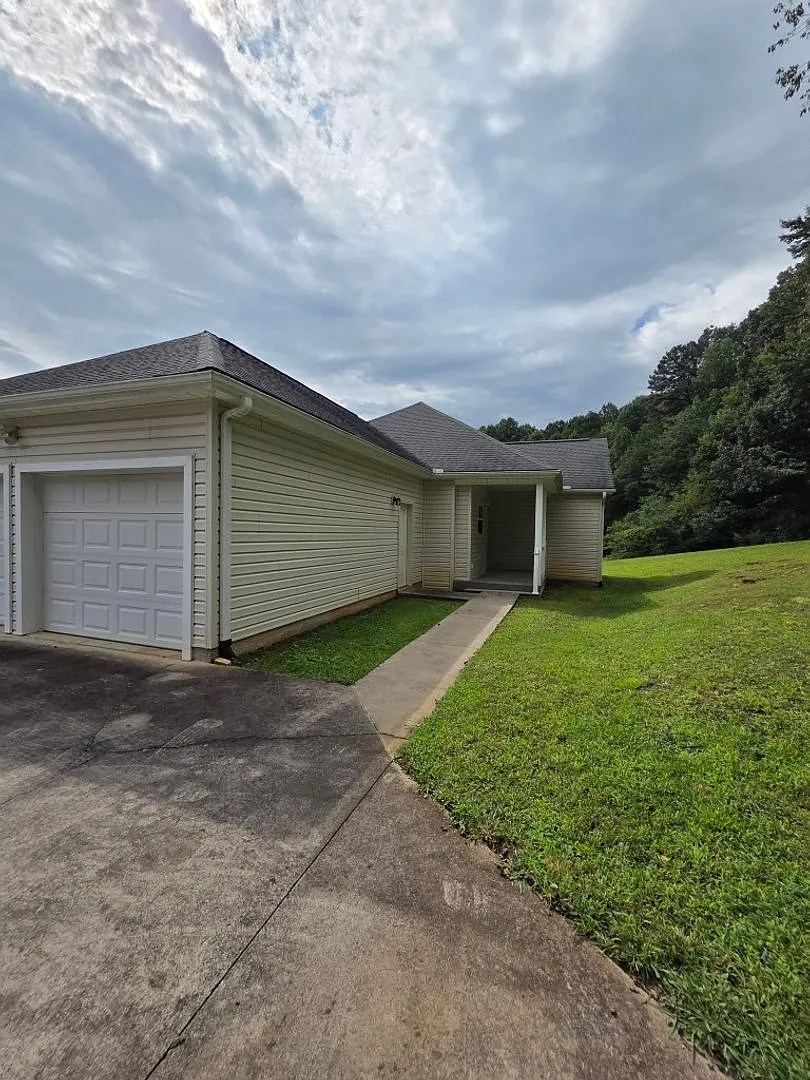 $1,800 - 3 Bed / 2 Bath Unfurnished House in Webster with Huge Garage — Photo 4