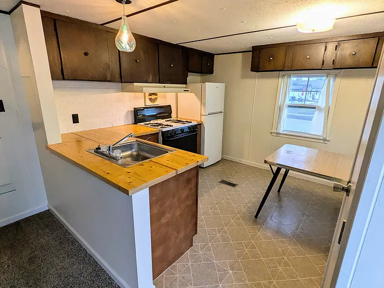 202 E Seminary St — Photo 1