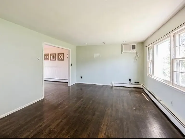 1775 Summit St — Photo 3