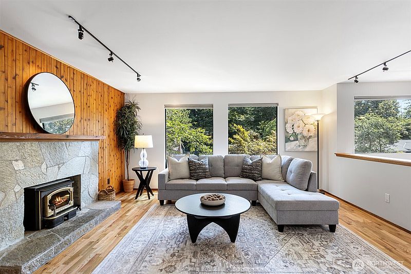 4th image of 22202 Meridian Avenue S