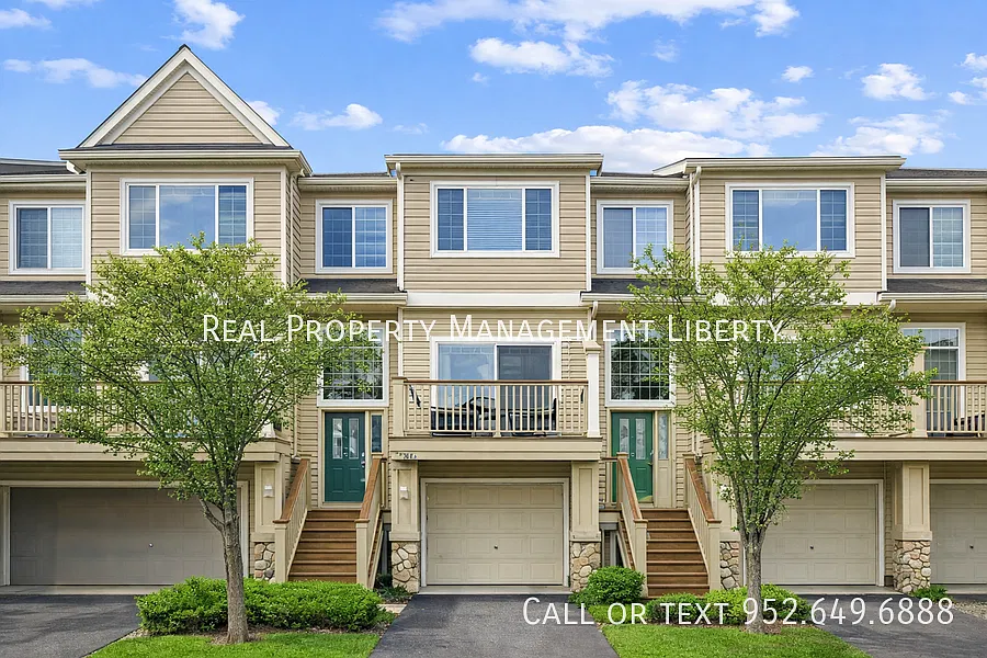 Spacious 3 bedroom, 3 bathroom townhome — Photo 2