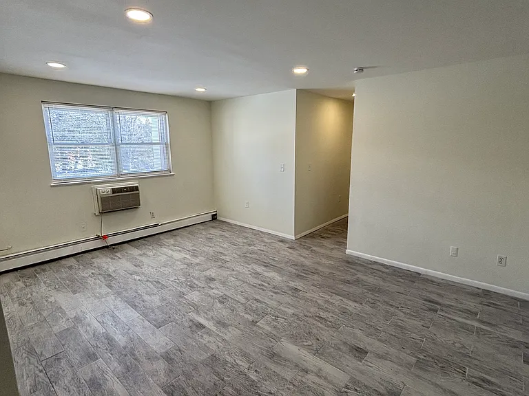 712 W 39th St #101 — Photo 4