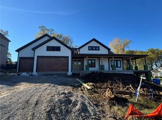 6130 S National Dr, Parkville, MO 64152