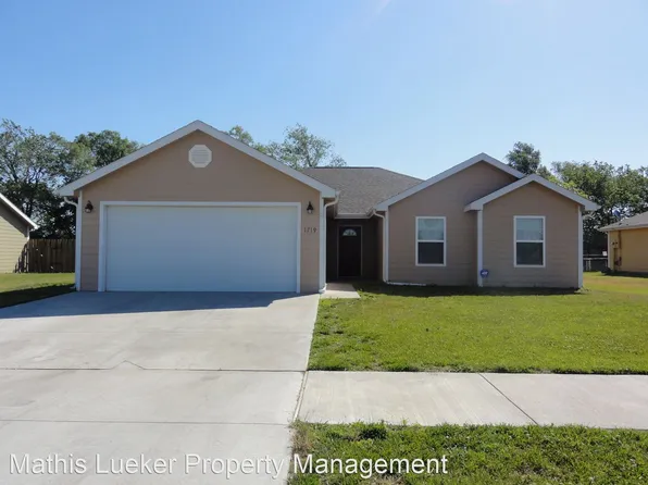 1719 W 14th Street Pl, Junction City, KS 66441