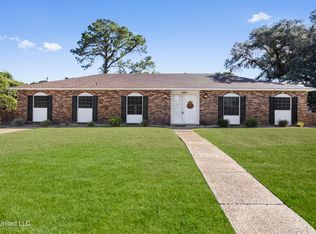 8 Lexington Pl, Gulfport, MS 39507