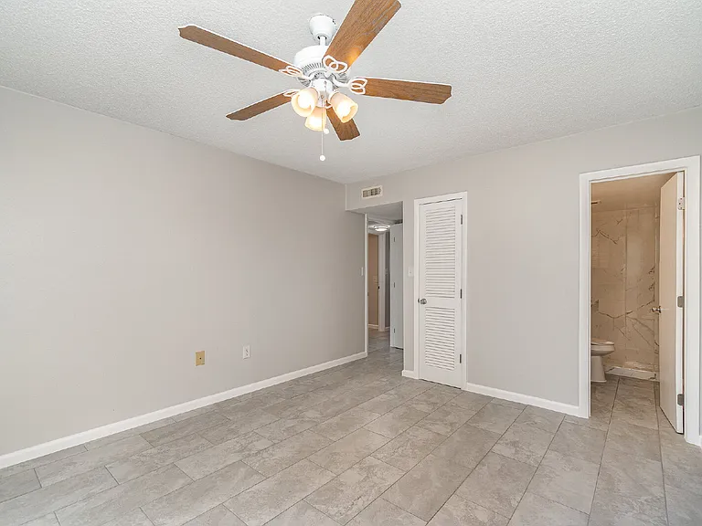 4906 Victoria Dr #103 — Photo 16