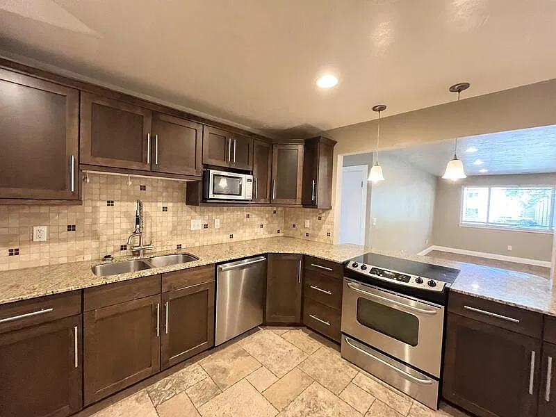 2 bed, 1.0 bath, 1050 sqft, $1,925 — Photo 2