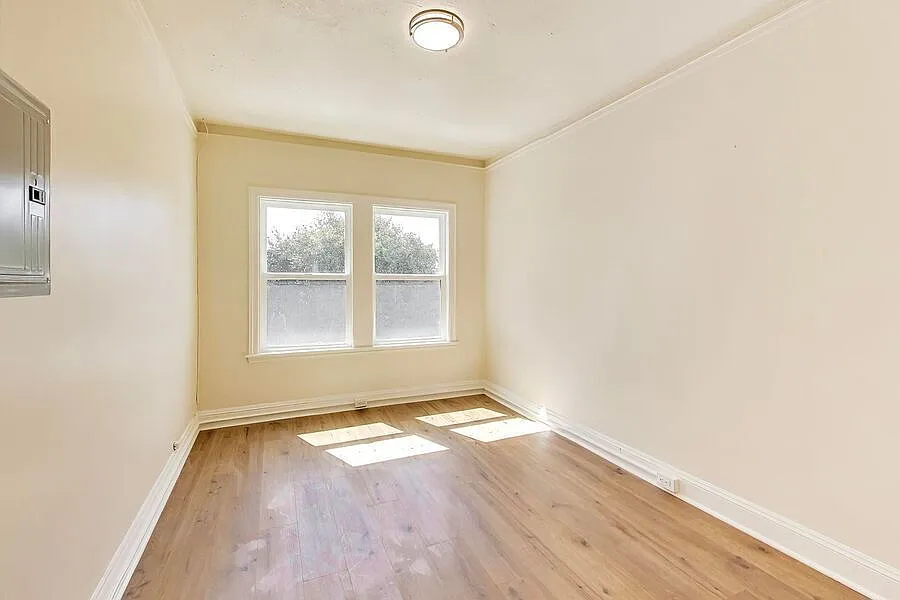 Spacious 3BR Apartment with Open Layout | 901 Sq Ft | Prime Berkeley Location — Photo 3