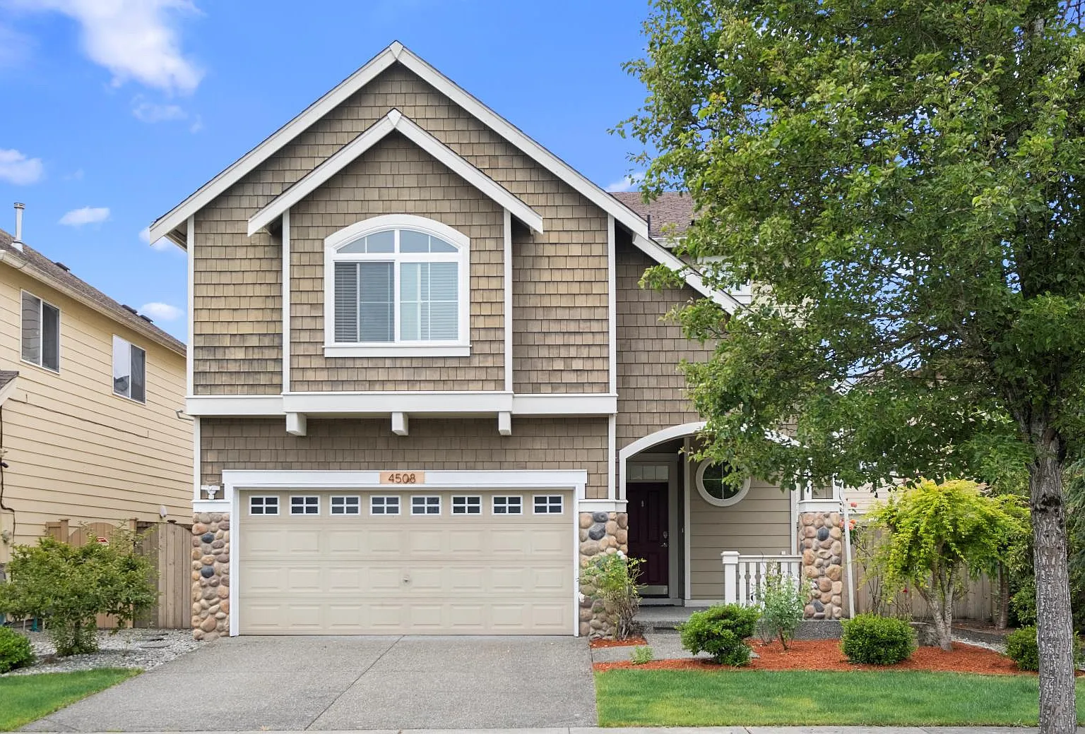4 bed, 2365 sqft, $4,995 — Photo 3