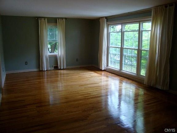 3rd image of 143 Thurlow Dr