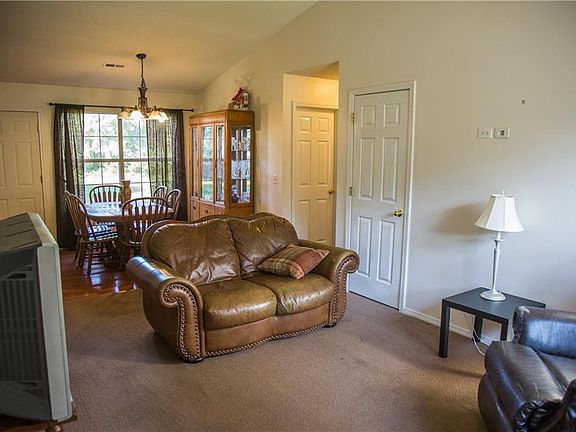 5th image of 12 Hillswick Dr