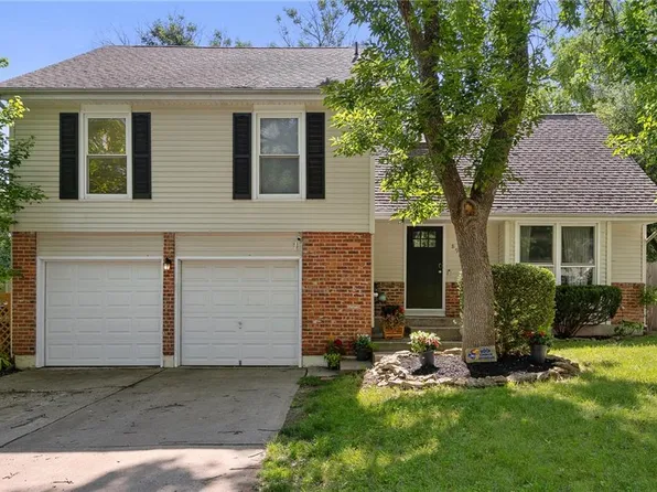 8943 Woodstone St, Lenexa, KS 66219