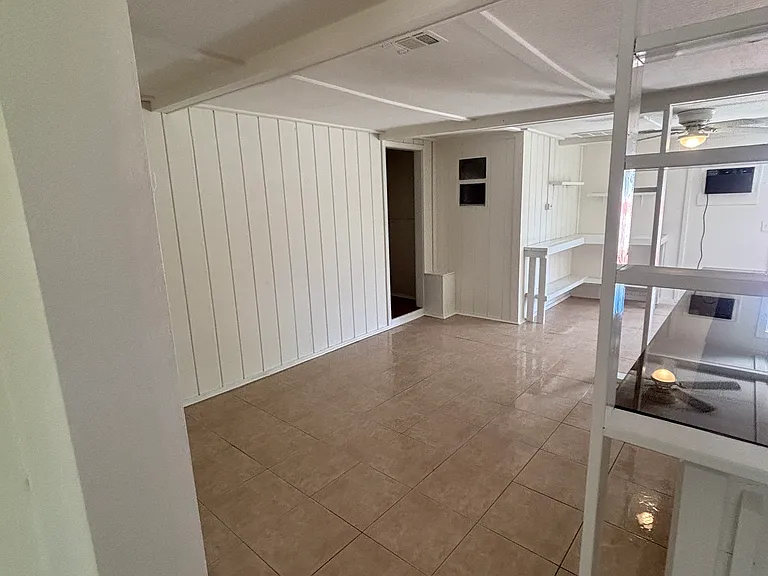 2571 NE Palm Ave #C — Photo 9