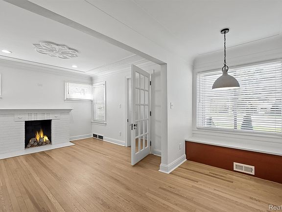 4th image of 27500 Jefferson Ave