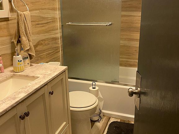 4th image of 3647 N Wayne Ave #4