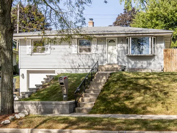 1542 Irving PLACE, Waukesha, WI 53188
